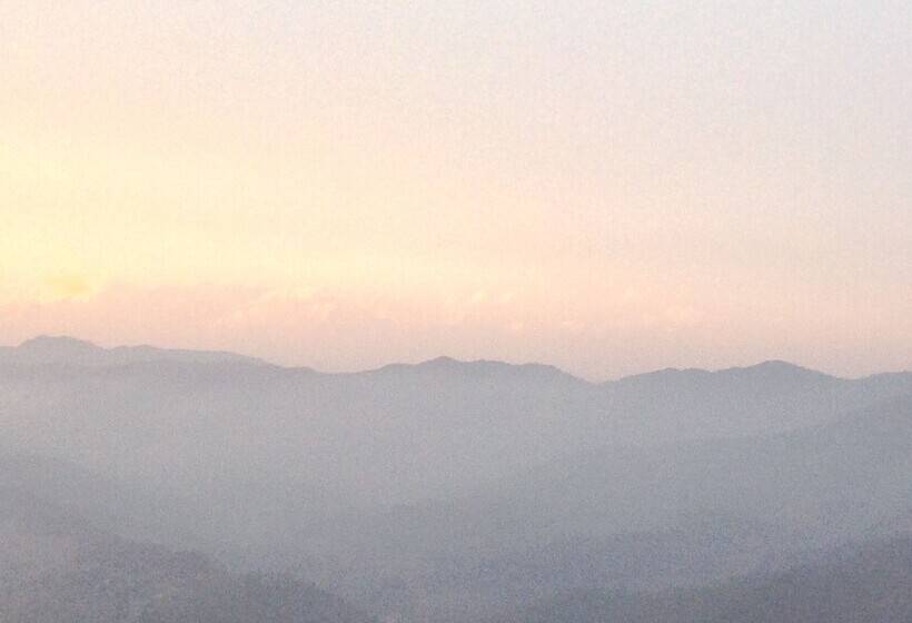 Отель Woodsvilla Resort