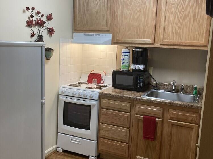 فندق على الطريق Affordable Corporate Suites Of Salem