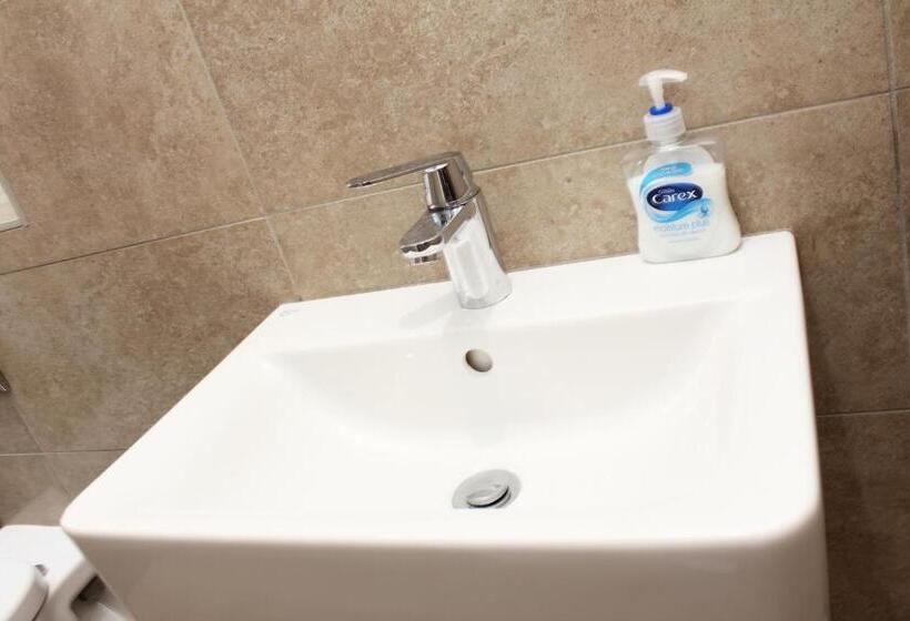 פנסיון Brentwood Guest House