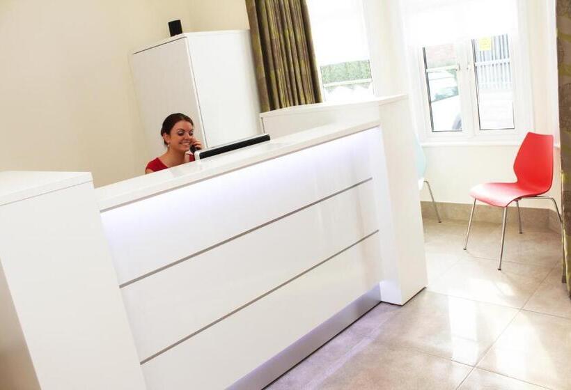 פנסיון Brentwood Guest House