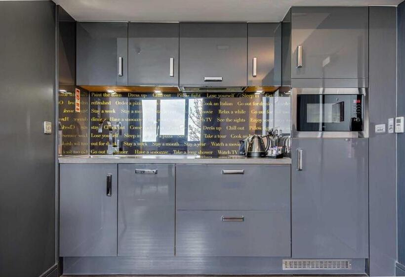 Roomzzz Chester City