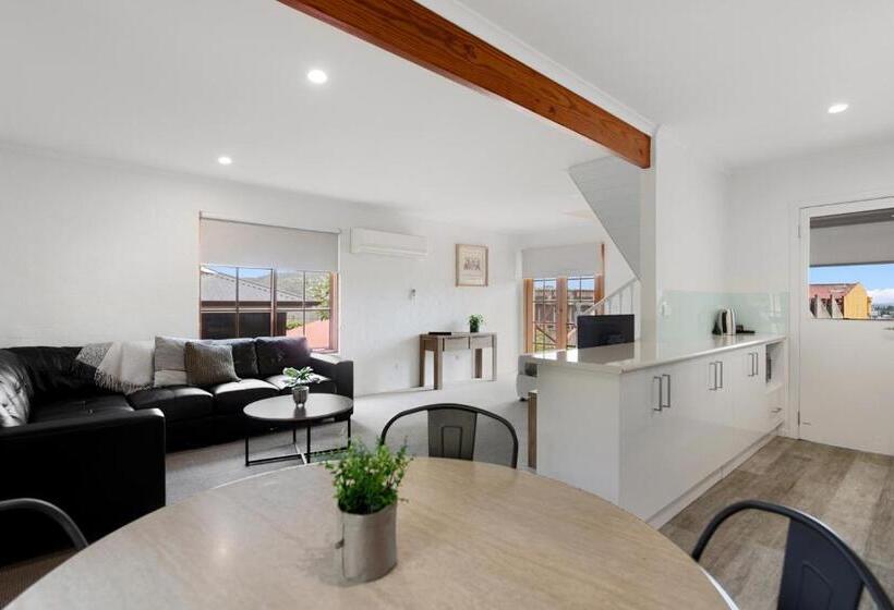 تختخواب و صبحانه Hideaway On George