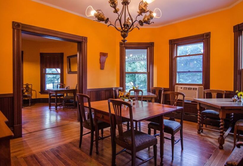 مبيت وإفطار Heart Of The Village Inn