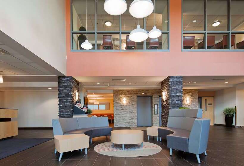 בית מלון כפרי Best Western Plus Airport Inn & Suites