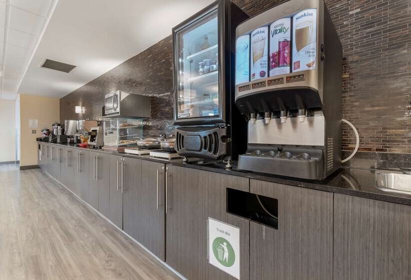 בית מלון כפרי Best Western Plus Airport Inn & Suites