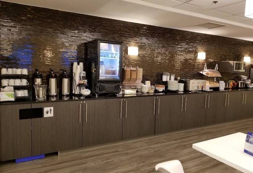 בית מלון כפרי Best Western Plus Airport Inn & Suites