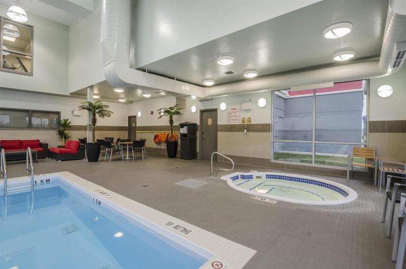 בית מלון כפרי Best Western Plus Airport Inn & Suites