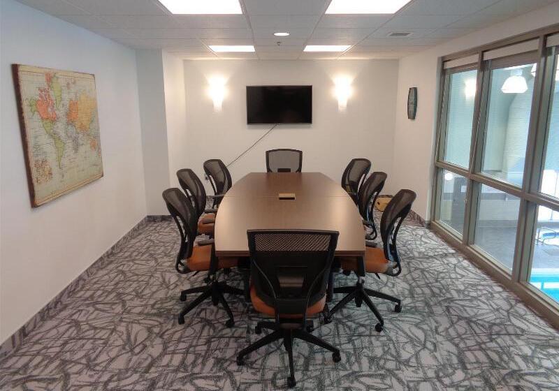 בית מלון כפרי Best Western Plus Airport Inn & Suites