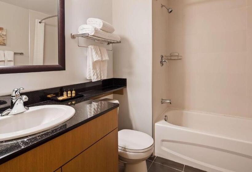 בית מלון כפרי Best Western Plus Airport Inn & Suites