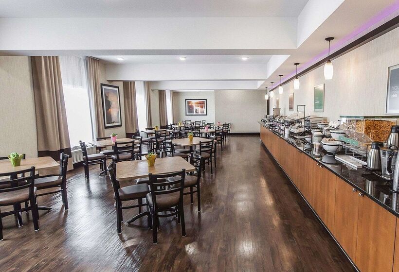 בית מלון כפרי The Kanata Bonnyville