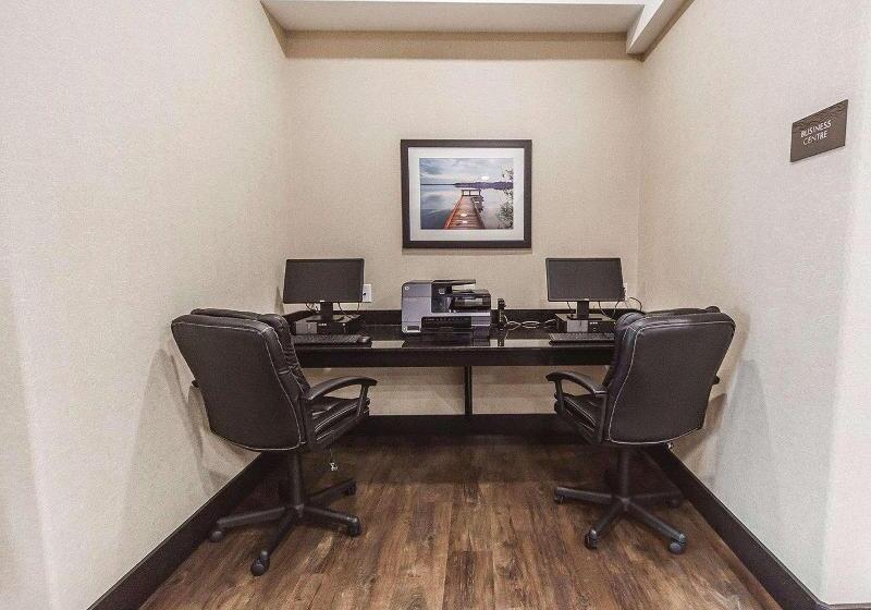 בית מלון כפרי The Kanata Bonnyville