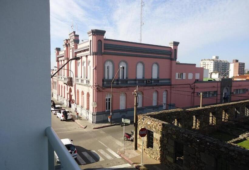 فندق De La Plaza