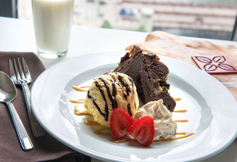 هتل Hilton Garden Inn Chicago Downtown Riverwalk