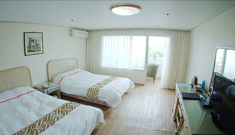 Отель Jeju Honeycrown