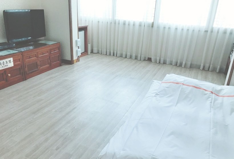 Отель Jeju Honeycrown