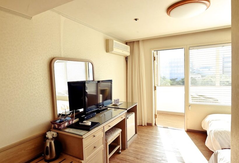 Отель Jeju Honeycrown