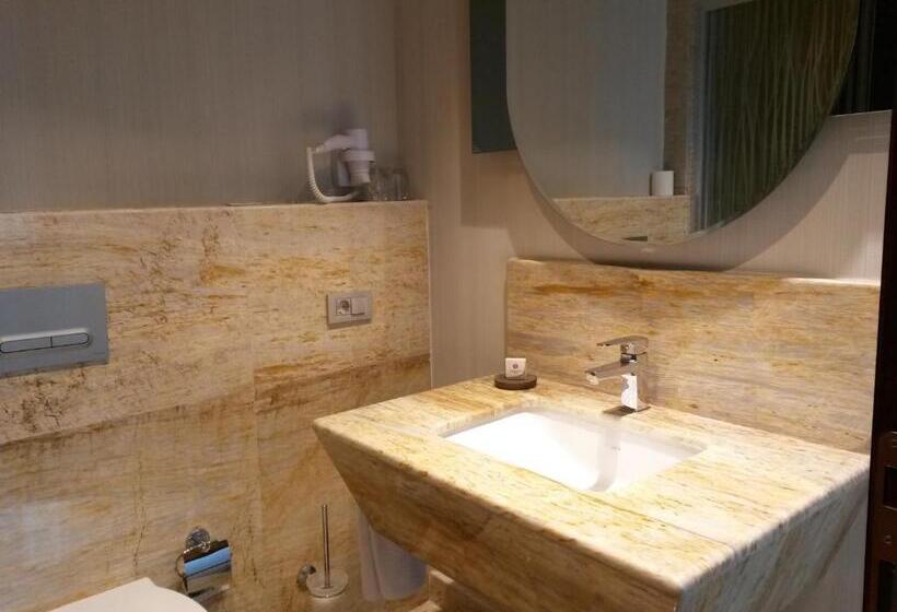 בית מלון כפרי Ramada By Wyndham Gemli̇k