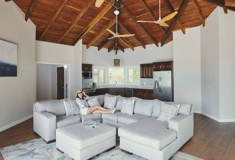 בית מלון כפרי Ray Caye Private Island Resort