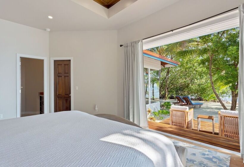 בית מלון כפרי Ray Caye Private Island Resort