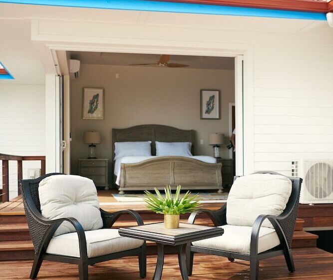 בית מלון כפרי Ray Caye Private Island Resort