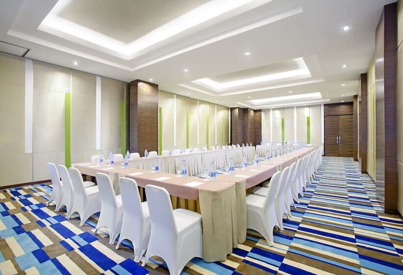 בית מלון כפרי Santika Cikarang