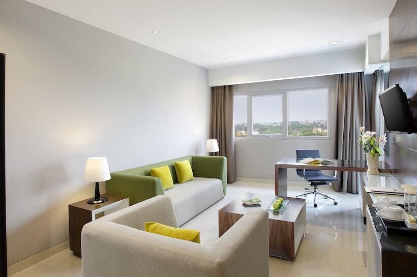 בית מלון כפרי Santika Cikarang