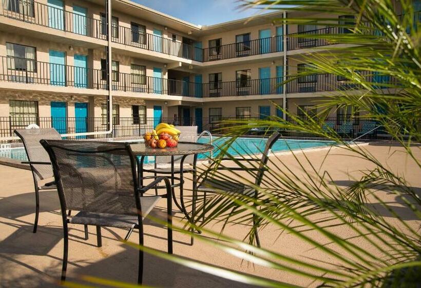 Отель Seasons Florida Resort