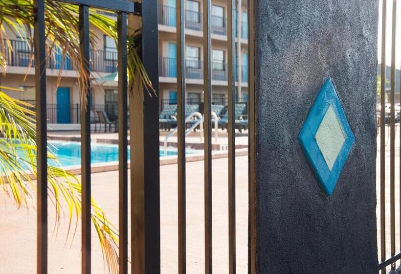 Отель Seasons Florida Resort