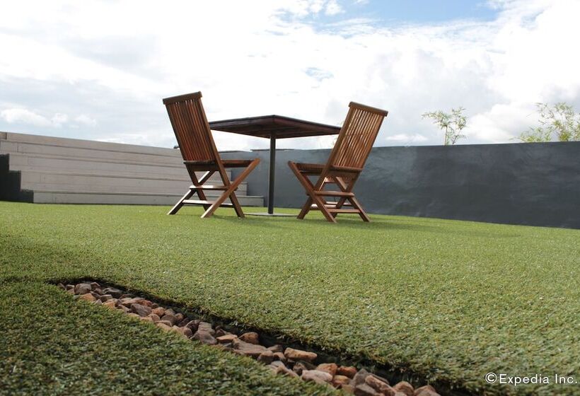 هتل The Funny Lion   Coron