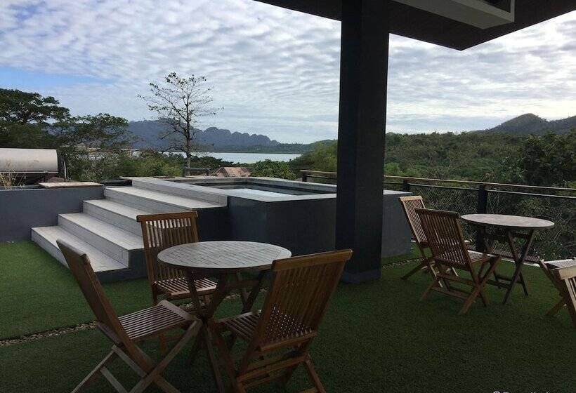 هتل The Funny Lion   Coron