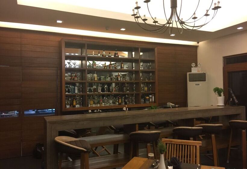 هتل The Funny Lion   Coron