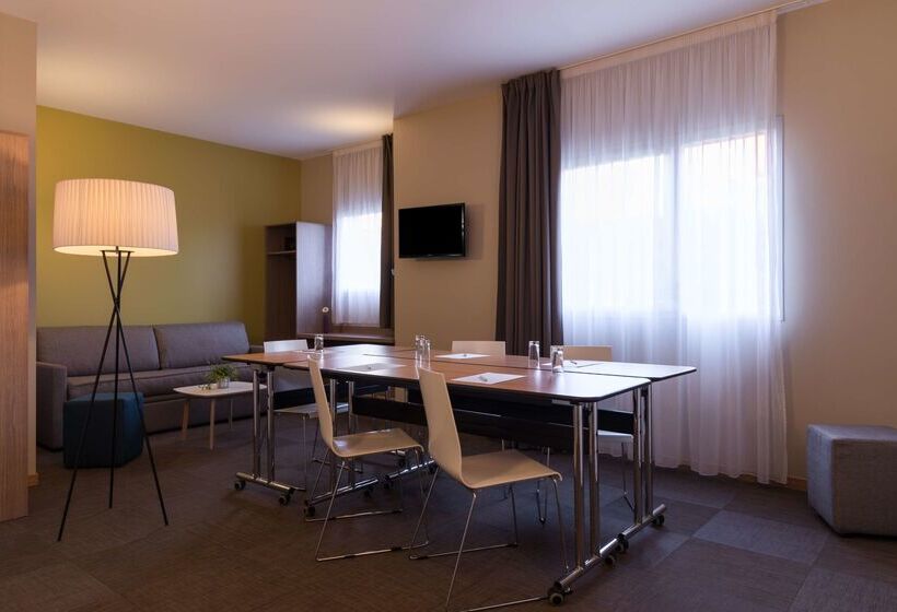 בית מלון כפרי The Originals City, Hôtel Ecoparc, Montpellier Est