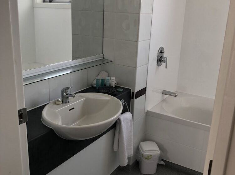 汽车旅馆  Ambassador Motor Inn