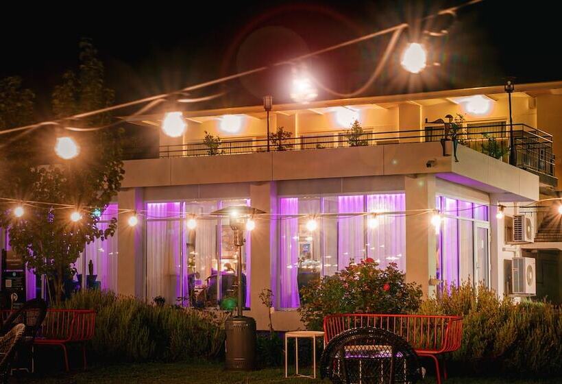 מוטל The Oriana Orange   Retro Hotel & Resort