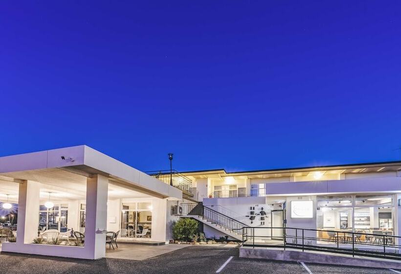 فندق على الطريق The Oriana Orange   Retro Hotel & Resort