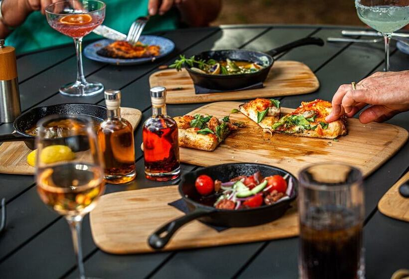 מוטל The Oriana Orange   Retro Hotel & Resort