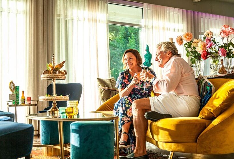 מוטל The Oriana Orange   Retro Hotel & Resort