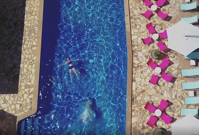 فندق على الطريق The Oriana Orange   Retro Hotel & Resort