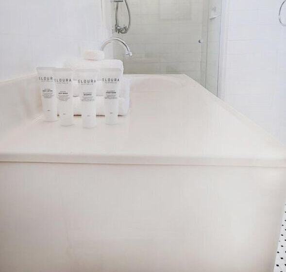 فندق على الطريق The Oriana Orange   Retro Hotel & Resort