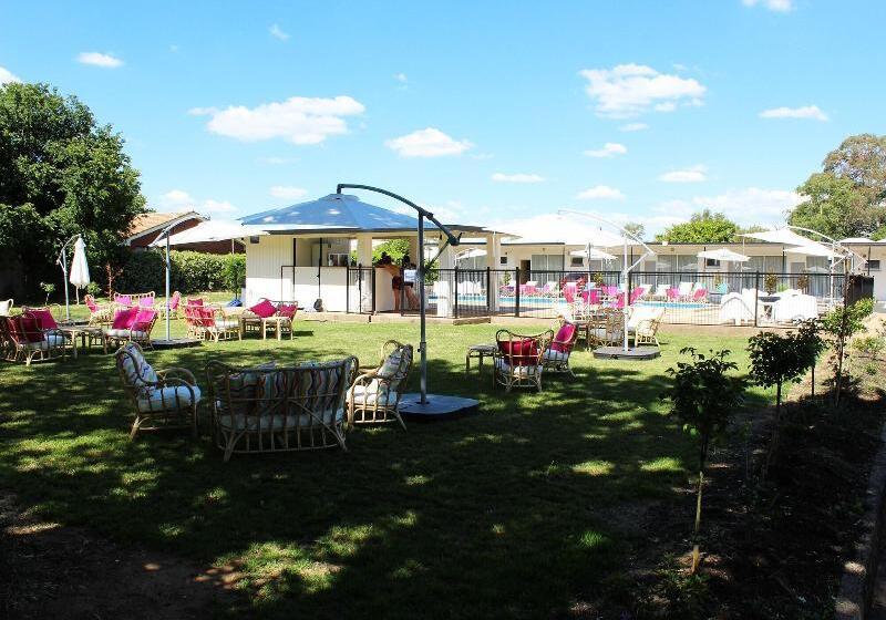 فندق على الطريق The Oriana Orange   Retro Hotel & Resort