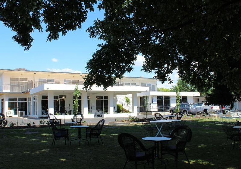 فندق على الطريق The Oriana Orange   Retro Hotel & Resort