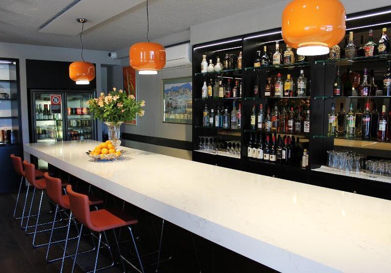 מוטל The Oriana Orange   Retro Hotel & Resort