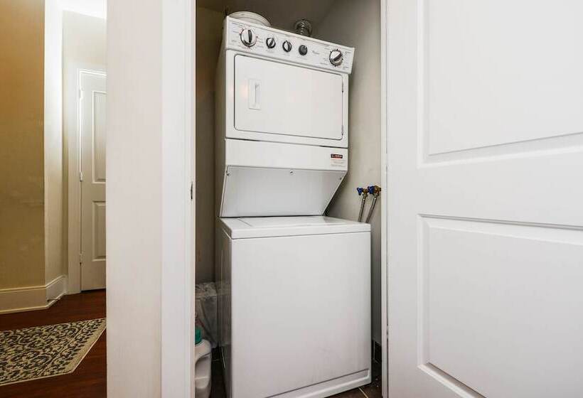 Sarkar Suites 330 Burnhamthorpe Road