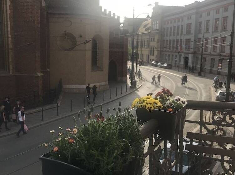 הוסטל Krakow Apartments & Rooms