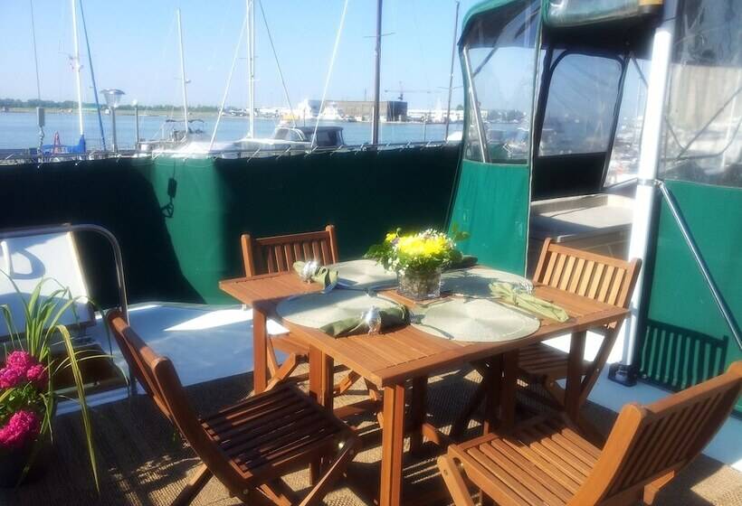 민박 Making Waves Boatel