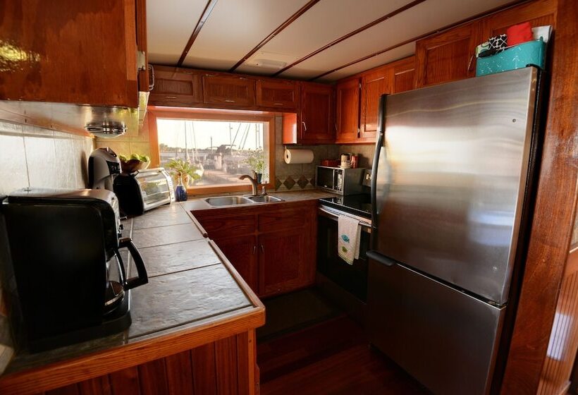 민박 Making Waves Boatel