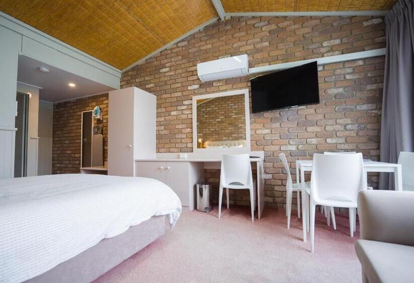 Farnham Court Motel And Restaurant