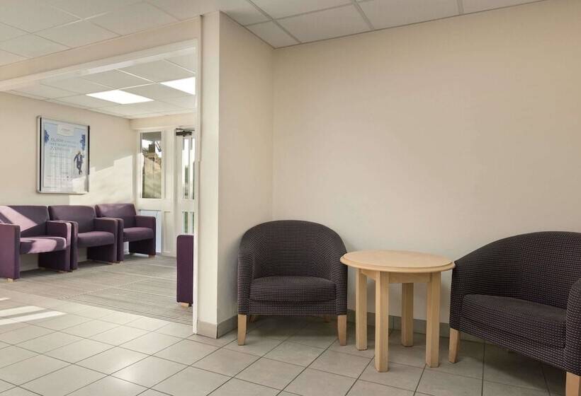 בית מלון כפרי Days Inn Sutton Scotney North