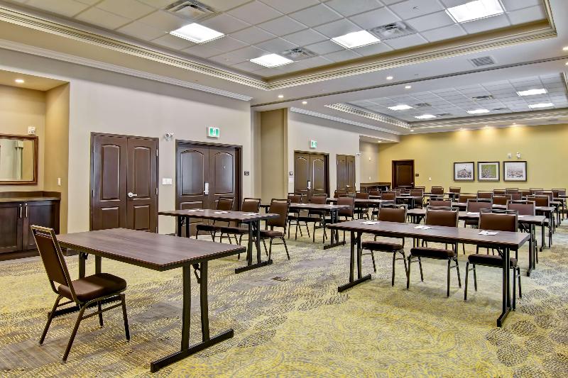 هتل Hampton Inn & Suites By Hilton Saskatoon Airport