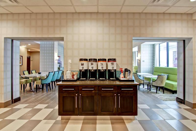 هتل Hampton Inn & Suites By Hilton Saskatoon Airport